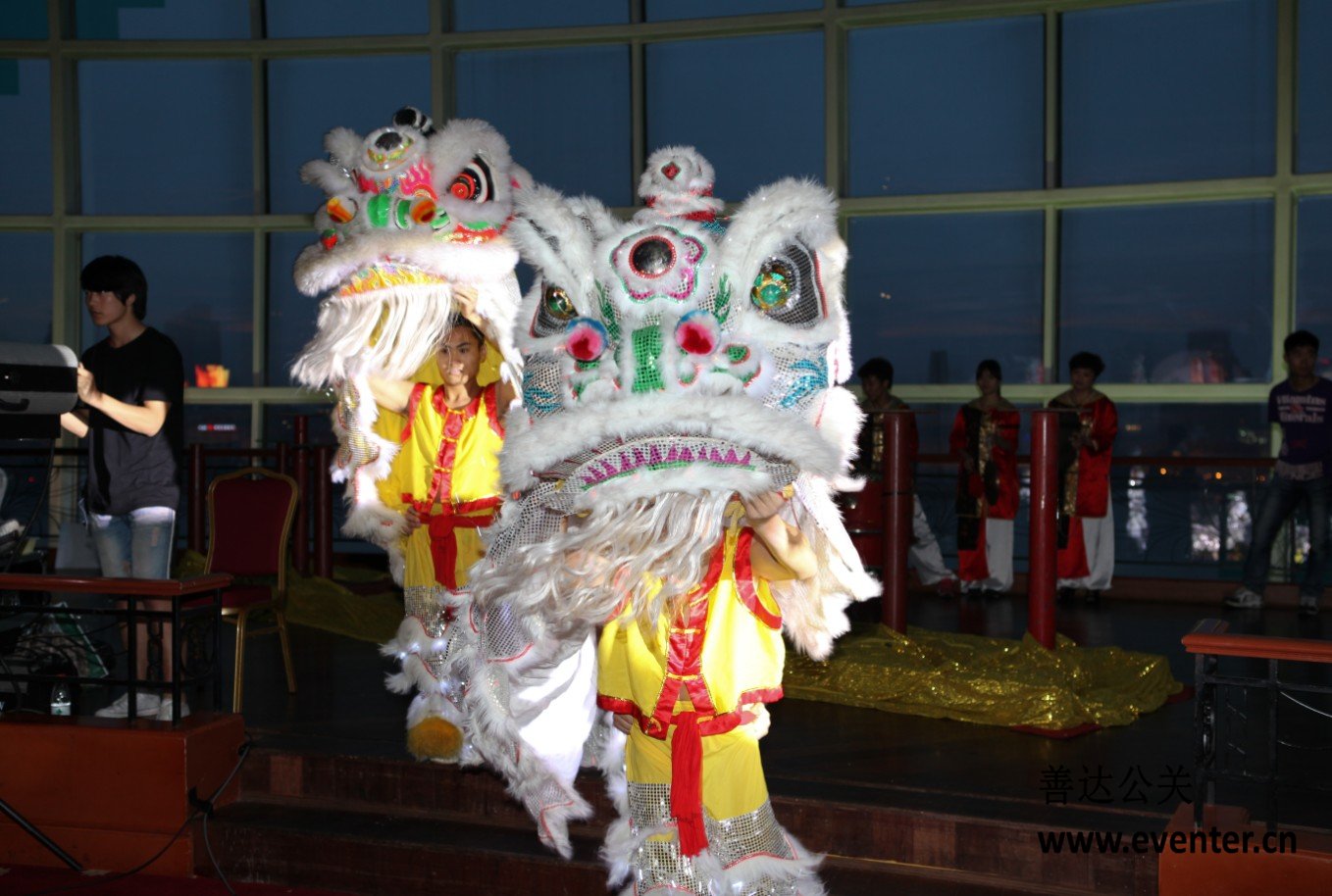 開(kāi)場(chǎng)節(jié)目：夜光獅