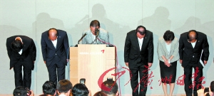 7月7日,韓亞航空公司社長尹永斗等公司負責人就飛機失事向國民鞠躬道歉。